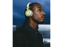 Charger l&#39;image dans la galerie, Homme portant un casque vert, regardant en haut et à droite. Fond bleu.
