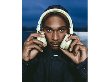 Charger l&#39;image dans la galerie, Jeune homme noir tenant un casque vert clair, regardant la caméra.
