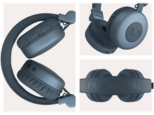 Charger l&#39;image dans la galerie, Trois vues d&#39;un casque bleu plié. Détails des oreillettes et du bandeau avec un logo.
