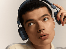 Charger l&#39;image dans la galerie, Un jeune homme avec un casque, regardant vers le haut et sur le côté.
