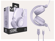 Charger l&#39;image dans la galerie, Casque dans une boîte, à côté d&#39;une paire pliée, avec deux câbles de charge.
