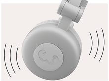 Charger l&#39;image dans la galerie, Casque blanc avec un logo de crabe, émettant des ondes sonores. Le fond est de couleur claire.
