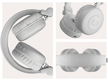 Charger l&#39;image dans la galerie, Casque blanc, plié et déplié, avec commandes et nom de la marque visibles.
