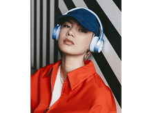 Charger l&#39;image dans la galerie, Femme portant un casque et une casquette bleus, devant un mur à rayures noir et blanc.
