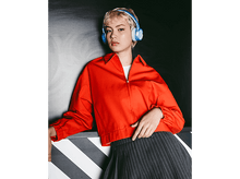 Charger l&#39;image dans la galerie, Jeune femme aux cheveux blonds courts, veste rouge et casque bleu.
