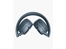 Charger l&#39;image dans la galerie, Casque bleu plié avec boutons, isolé sur fond blanc.
