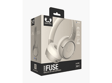 Charger l&#39;image dans la galerie, Boîte de casque avec casque à l&#39;intérieur, fond blanc.
