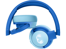 Charger l&#39;image dans la galerie, Casque bleu et bleu clair, plié, avec un logo sur un écouteur, isolé sur fond blanc.
