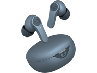 Écouteurs sans fil bleus dans l'étui et un en dehors. Fond noir.