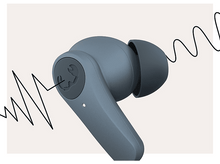 Charger l&#39;image dans la galerie, Gros plan d&#39;un écouteur bleu avec des ondes sonores. Fond clair. Logo Fresh Rebel.
