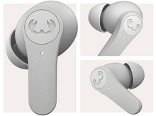 Charger l&#39;image dans la galerie, Trois vues d&#39;écouteurs sans fil gris. Chaque écouteur a un logo. Fond blanc.
