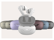 Charger l&#39;image dans la galerie, Écouteurs et étui de chargement. Étuis de couleurs variées en rangée, avec écouteurs blancs au milieu.
