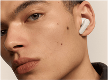 Charger l&#39;image dans la galerie, Gros plan d&#39;un homme portant un écouteur blanc dans l&#39;oreille droite. Montre son visage.
