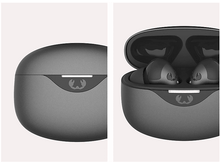 Charger l'image dans la galerie, Deux écouteurs gris, un dans l'étui fermé et un ouvert.
