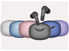 Charger l'image dans la galerie, Écouteurs et étuis de différentes couleurs, alignés.
