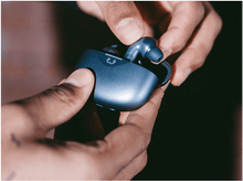 Charger l'image dans la galerie, Trois options de montage pour un support TV noir avec texte.
