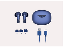 Charger l&#39;image dans la galerie, Écouteurs bleus, un étui de chargement et des accessoires sur fond clair.
