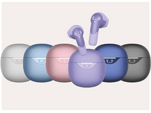 Charger l'image dans la galerie, Plusieurs écouteurs colorés dans des étuis de chargement. Différentes couleurs : argent, bleu, rose, violet, gris.
