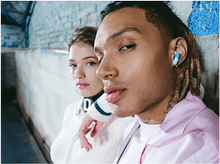 Charger l'image dans la galerie, Deux personnes avec des écouteurs, une avec une veste rose.
