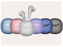 Charger l'image dans la galerie, Écouteurs de différentes couleurs. Les écouteurs sont dans leurs étuis de chargement.
