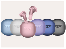 Charger l'image dans la galerie, Plusieurs écouteurs dans des étuis, le rose au centre. Fond blanc.
