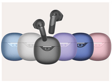 Charger l&#39;image dans la galerie, Écouteurs et étuis de chargement de différentes couleurs. Écouteurs noirs, étuis bleus, gris, violets et roses.
