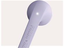 Charger l'image dans la galerie, Un appareil violet clair avec une poignée, incliné, sur un fond clair.
