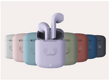 Charger l'image dans la galerie, Deux écouteurs sans fil avec Fresh 'n Rebel écrit dessus. Des ondes sonores entourent les écouteurs.
