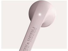 Charger l'image dans la galerie, Écouteur rose avec le logo Fresh 'n Rebel sur fond rose clair.
