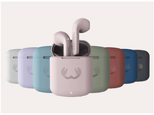 Charger l'image dans la galerie, Écouteurs et étuis de chargement de différentes couleurs, rangés en ligne.
