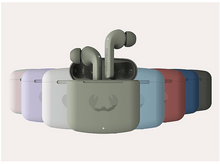 Charger l'image dans la galerie, Écouteurs et étui de chargement multicolores, rangés sur une surface blanche. L'étui est ouvert.
