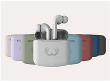 Charger l'image dans la galerie, Divers étuis d'écouteurs colorés en rangée, un ouvert avec écouteurs, sur un fond clair.
