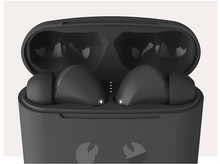 Charger l&#39;image dans la galerie, Écouteurs noirs dans un étui de chargement, avec lumières blanches.
