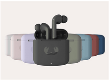 Charger l&#39;image dans la galerie, Écouteurs et étuis de chargement de différentes couleurs, sur fond clair.
