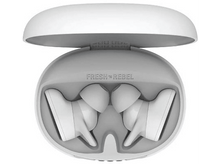 Charger l&#39;image dans la galerie, Étui d&#39;écouteurs blanc avec écouteurs à l&#39;intérieur. L&#39;étui est ouvert. Marque Fresh Rebel sur l&#39;étui.
