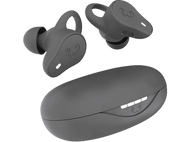 Écouteurs sans fil gris avec étui de chargement sur fond noir. Écouteurs présentés.