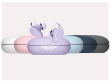 Charger l'image dans la galerie, Écouteurs dans un étui. Plusieurs étuis sont alignés en rangée. Les écouteurs sont violets.
