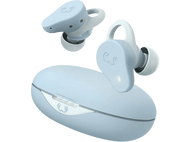 Écouteurs sans fil bleu clair et étui de chargement. Les écouteurs sont en l'air, sur fond noir.