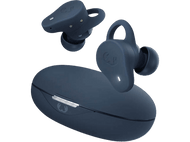 Écouteurs sans fil bleu marine avec étui de chargement, isolés sur fond noir. Un écouteur est dans l'étui.