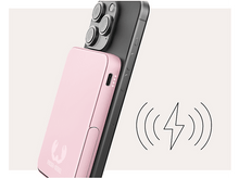 Charger l&#39;image dans la galerie, Chargeur sans fil rose connecté à un téléphone noir.
