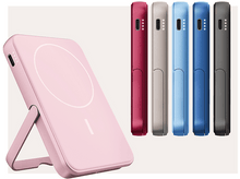 Charger l&#39;image dans la galerie, Batterie externe rose avec support, cinq batteries externes colorées, fond blanc.
