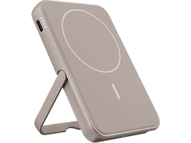 Un chargeur sans fil portable gris avec un support. Le chargeur a une surface de chargement circulaire.