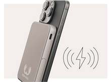 Charger l&#39;image dans la galerie, Téléphone chargeant sans fil avec une batterie externe. Symbole.
