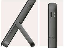 Charger l&#39;image dans la galerie, Support noir pour tablette ou téléphone, montrant vues latérales et arrière. Le support est incliné.
