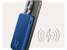 Charger l&#39;image dans la galerie, Power bank bleue chargeant sans fil un smartphone noir.
