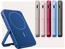 Charger l&#39;image dans la galerie, Chargeur sans fil bleu avec support et plusieurs batteries externes colorées.
