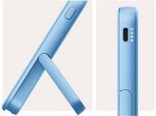 Charger l&#39;image dans la galerie, Étui de téléphone bleu clair avec béquille et vue latérale avec port de charge.
