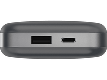Charger l'image dans la galerie, Batterie externe gris foncé avec ports USB et USB-C. Isolé sur fond blanc.
