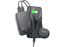 Charger l'image dans la galerie, Batterie externe noire chargeant un téléphone, avec des écouteurs.
