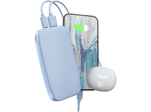 Charger l'image dans la galerie, Une batterie externe chargeant un téléphone et des écouteurs sans fil, sur fond blanc.
